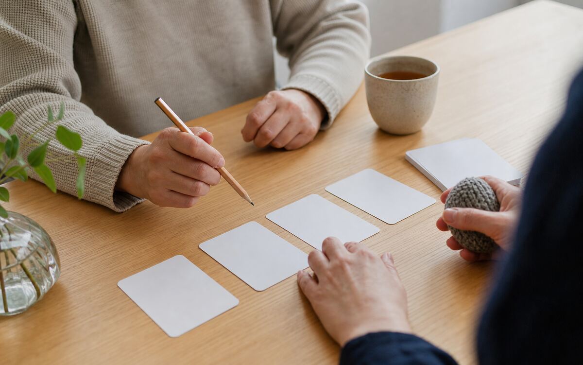 Ruhige therapeutische Arbeit mit Karten und Stift