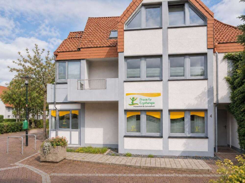 Praxisgebäude am Nordwall 4 in Springe mit dem Schild der Praxis für Ergotherapie